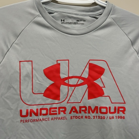 (42) under armour athletic tshirt - Picture 2 of 3